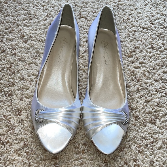 🍁SALE🍁 Like New White Bridal Heels - 7.5 - Picture 2 of 7